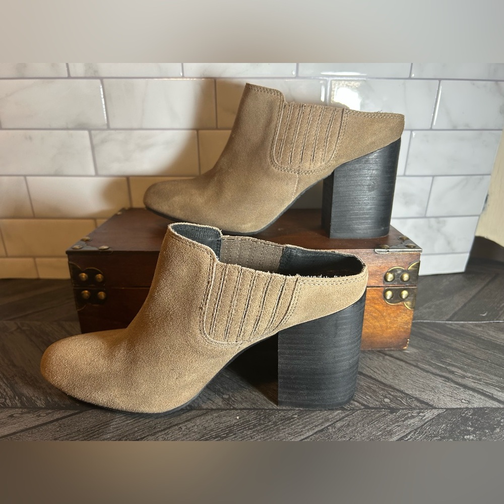 EUC Adam Tucker Me Too Booties Leather Upper Size 8.5 fits 8